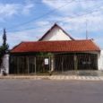 Av. José Adélio Rezende 3 quartos (1 suíte), sala de estar, sala de jantar, sótão, cozinha, banheiro social, área de serviço, quintal e garagem. Valor: R$ 800.000,00