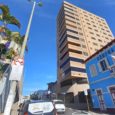 Av. Rio Branco, 10, Centro 3o. Andar 4 quartos (sendo 2 suítes), sala de estar com varanda, sala de jantar, lavabo, sala de tv, cozinha planejada, banheiro social, lavabo, área […]