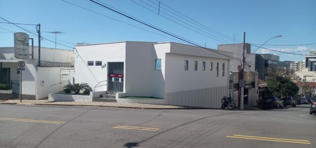 R. Alferes Joaquim Antônio esquina com R. Dona Margarida Frente p/ R. Alferes Joaquim Antônio 1 recepção com 2 banheiros; 1 sala c/ banheiro privativo; 4 salas; 1 banheiro; 1 […]