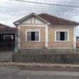 Rua Capitão Valério dos Reis, centro Área construída: 300 m2 Área do lote: 400 m2 Em cima: 2 quartos, sala de estar, sala de jantar, cozinha, banheiro, área de serviço […]