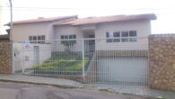 1 suíte com closet e banheira de hidromassagem;2 suites americanas;3 quartos;Sala de estar;Sala de jantar;Lavabo;Banheiro social;Cozinha;Área serviço;Dependência de empregada;Sauna;Quintal;Garagem para 5 carros. ✅️ Área do terreno: 654 m2;✅️ Área construída: […]