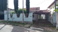 ✅️ 3 quartos (1 suíte);✅️ Sala de estar;✅️ Sala de jantar;✅️ Cozinha;✅️ Banheiro social;✅️ Lavanderia;✅️ Quintal;.Garagem p/ 3 carros. ↪️ Área do lote: aprox. 500 m2↪️ Área construída: aprox. 190 […]