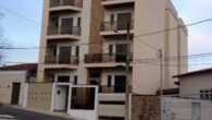 Av. Irmãos Mayo, 40 apto. 301 2 quartos (1 suíte); Sala; Cozinha; Banheiro social; Lavanderia privativa; Garagem para 1 carro; *Não aceita pet* Valor aluguel: R$ 1800,00 Condomínio: aprox. R$ […]