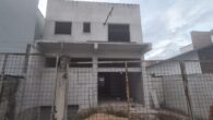Rua Padre Lupércio Pereira Simões; Rua paralela com Av. Otávio Marques; Ao lado do Collegiate; Construção em 3 pisos, sendo: Loja com 220 m2 (vão livre), 2 banheiros e mesanino; […]