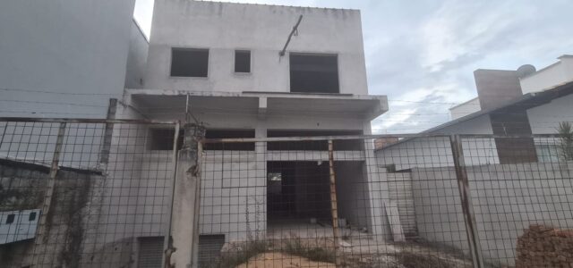 Rua Padre Lupércio Pereira Simões; Rua paralela com Av. Otávio Marques; Ao lado do Collegiate; Construção em 3 pisos, sendo: Loja com 220 m2 (vão livre), 2 banheiros e mesanino; […]