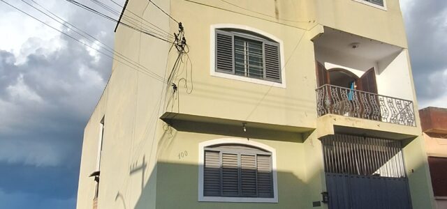 Aluga-se apartamento no Centro Av. XV de novembro, 100 A ✅️ 3 quartos (1 suíte com armário e banheira hidromassagem); ✅️ Sala de estar; ✅️ Cozinha; ✅️ Banheiro social; ✅️ [&hellip;]