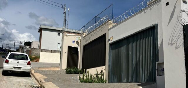 Aluga-se casa nova no bairro Vila Verde Térreo: Sala de Tv, copa/cozinha, 1 lavabo/sanitário, lavanderia, espaço extra, garagem grande e área/quintal. 1° andar: 2 suítes com sacadas, boiler água quente. [&hellip;]