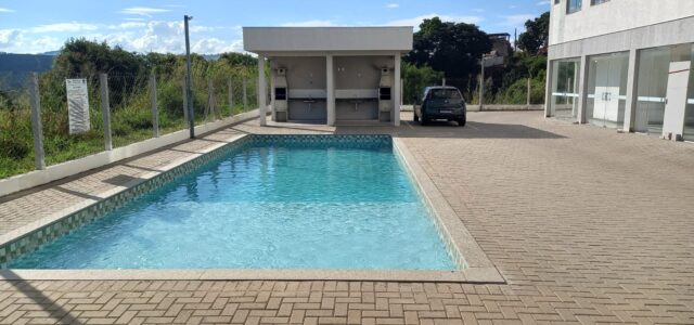 Rua Domingos Pinto, 120 Bairro Vargem 1 quarto/cozinha; banheiro; estacionamento rotativo; Área de lazer com quadra poliesportiva, salão de jogos, academia e piscina. Valor R$ 750,00 (incluso condomínio) CRECI 19433F